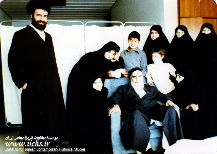 تصاویری کمتر دیده شده از امام خمینی(ره) در کنار خانواده