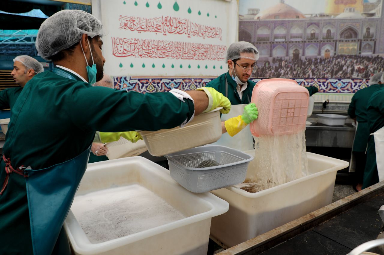 حضور خادمیاران کرمانی در چایخانه حضرت