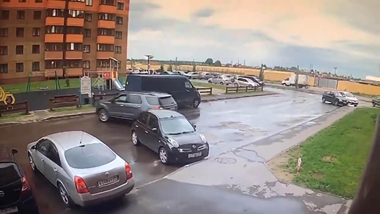 راه افتادن یک خودرو بعد از پارک کردن!