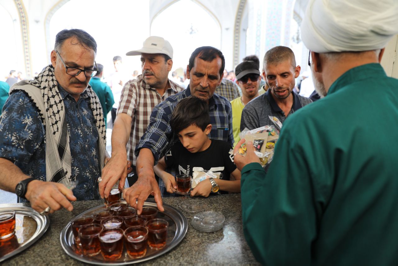حضور خادمیاران کرمانی در چایخانه حضرت