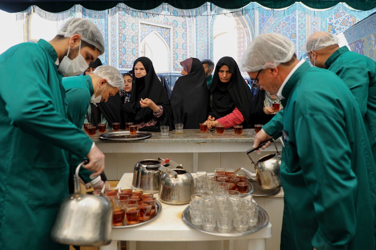 حضور خادمیاران کرمانی در چایخانه حضرت