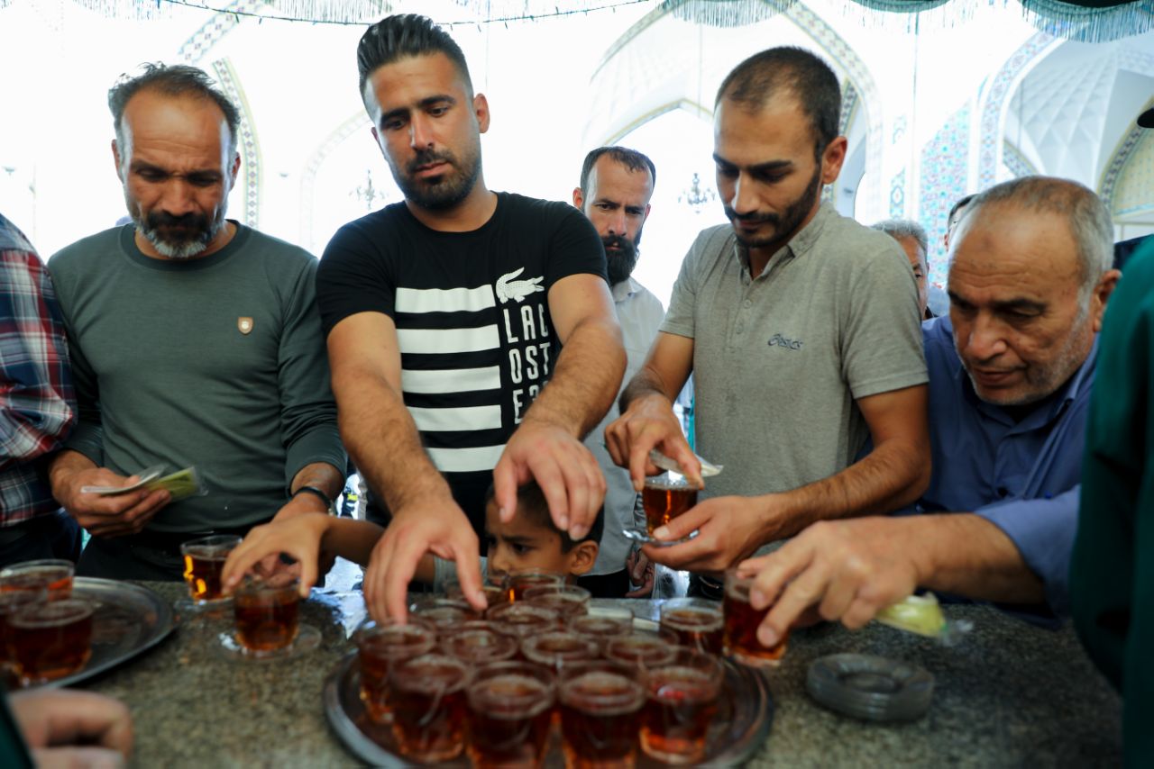 حضور خادمیاران کرمانی در چایخانه حضرت