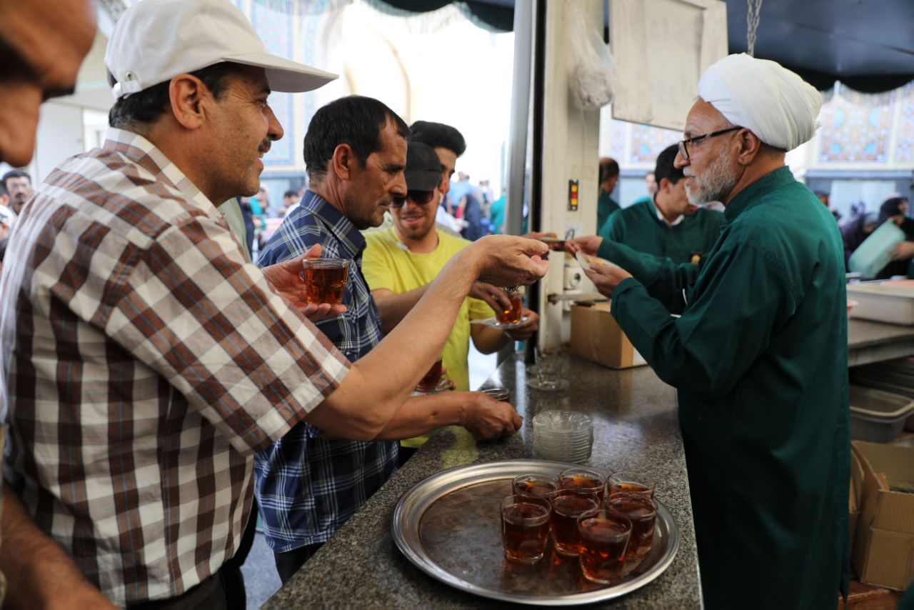 حضور خادمیاران کرمانی در چایخانه حضرت