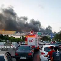 تصاویر آتش‌سوزی مهیب انبار لوازم خانگی در مشهد