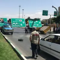 سقوط تابلوی تبلیغاتی روی ٢ خودروی جرثقیل در میدان قائم مشهد