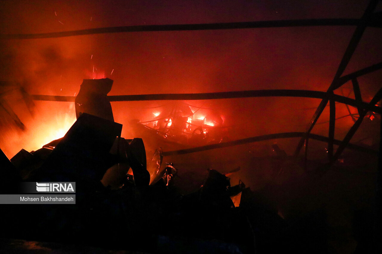 عکس/ آتش سوزی انبار لوازم خانگی در مشهد