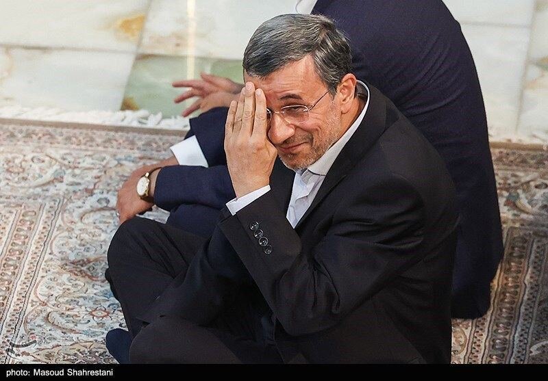  ژست خاص احمدی نژاد در مراسم ارتحال امام خمینی