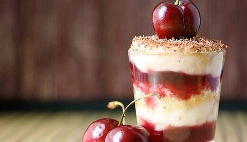 دسری لاکچری با گیلاس برای مهمانان خاص