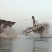 لحظه ریزش یک پل در حال ساخت