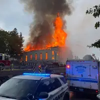  آتش سوزی مهیب یک کلیسای تاریخی پس از اصابت صاعقه