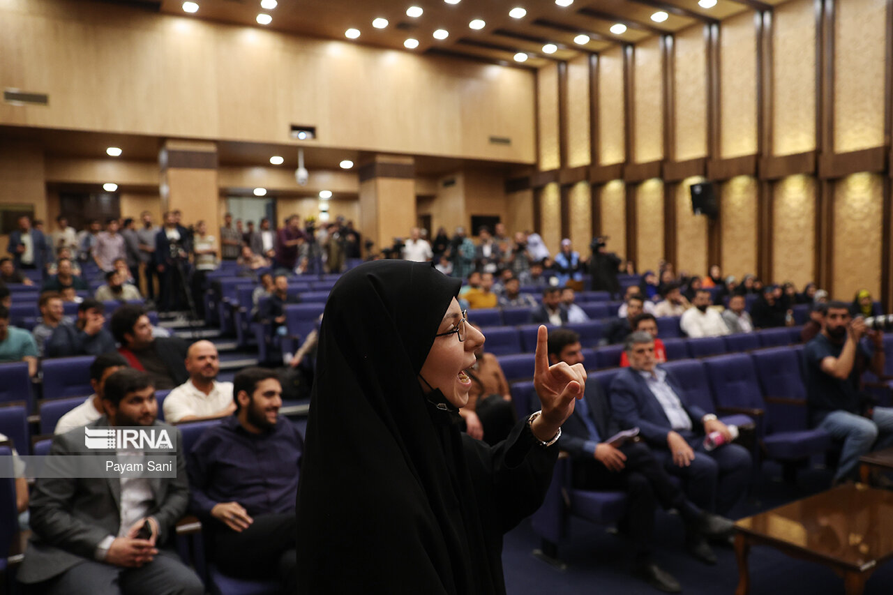 دانشجویان پرسشگر و سخنگوی دولت در دانشگاه تهران 