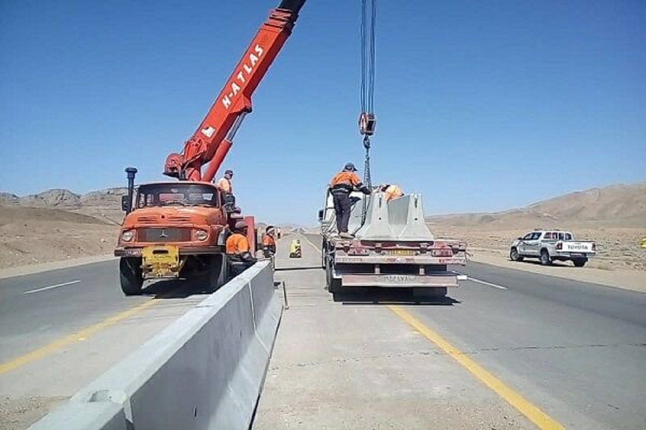 ارتقای ایمنی راه‌های استان اصفهان با نصب حفاظ ایمنی