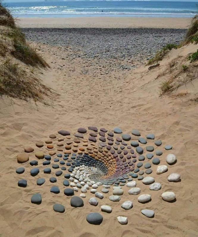 چیدن سنگ‌های ساحل دریا کنار هم و خلق اثر هنری زیبا