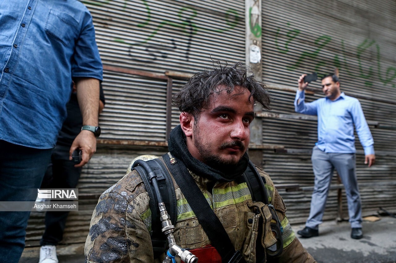 عکس/ تلاش آتش‌نشانان برای مهار آتش سوزی بازار تهران