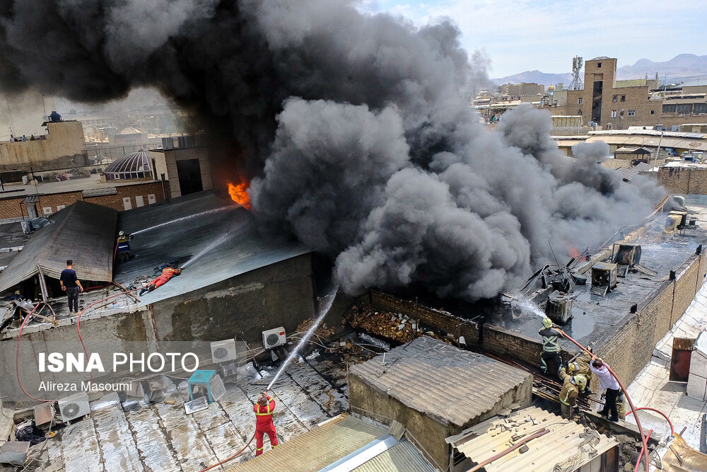 عکس/ آتش‌سوزی در انبار چسب در محدوده بازار تهران