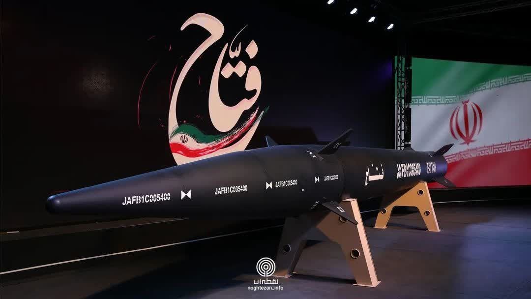 ژست سردار حاجی‌زاده در مراسم رونمایی از موشک هایپرسونیک فتاح