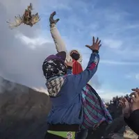 مراسم مذهبی نثار قربانی در دهانه آتشفشان فعال!