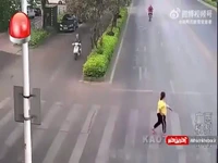 رفتار عجیب راکب موتور و عابر پیاده!