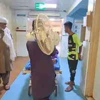 استفاده بیماران از پنکه برای نجات از گرمای ۴۰ درجه‌ای چابهار!
