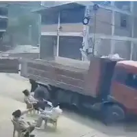 برخورد وحشتناک درب بار کامیون با سر یک زن