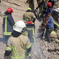 عکس/ نجات ۱۶ نفر از آتش‌سوزی آپارتمان مسکونی در بلوار هنرور مشهد