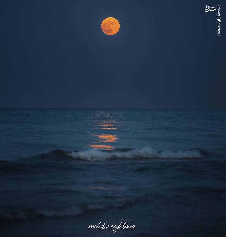 ماه کامل بر فراز دریای خزر