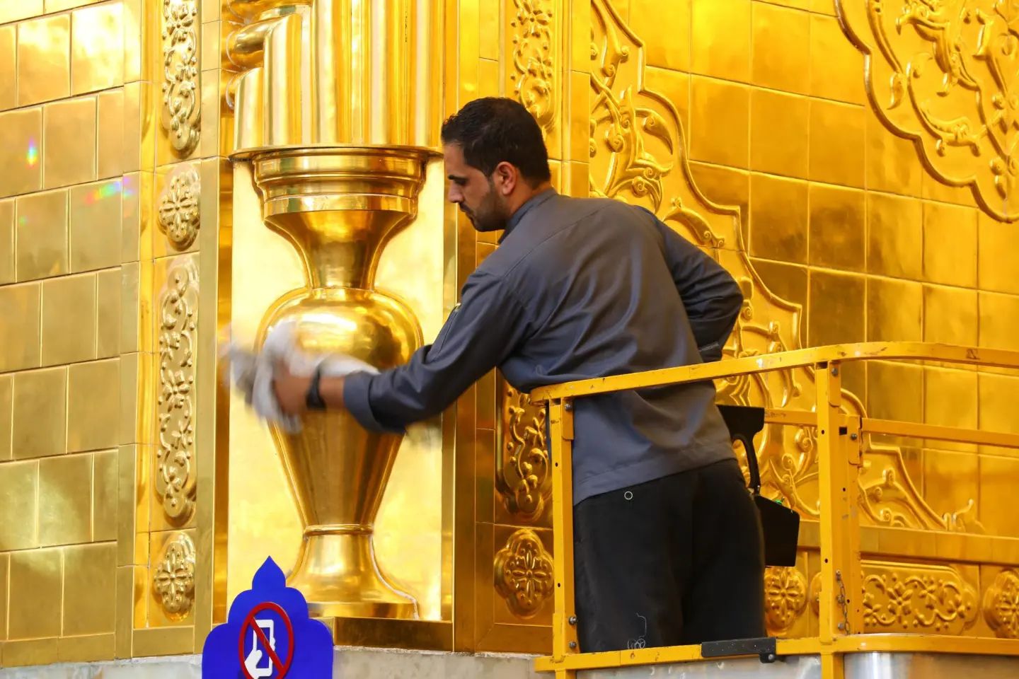 عکس/ غبارروبی ایوان طلای حرم حضرت عباس(ع) 
