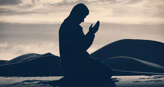 اگر چهل سال است نماز می‌خوانی و درجا می‌زنی با خودت خلوت کن!