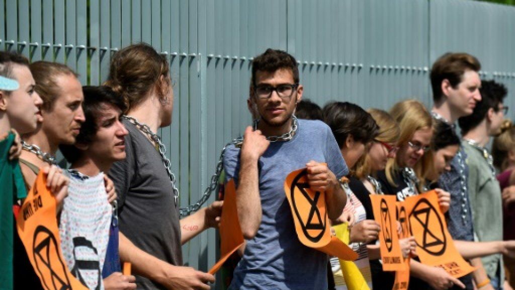 فعالان جنبش زیست محیطی در آلمان به فرودگاه‌ها هم رحم نکردند