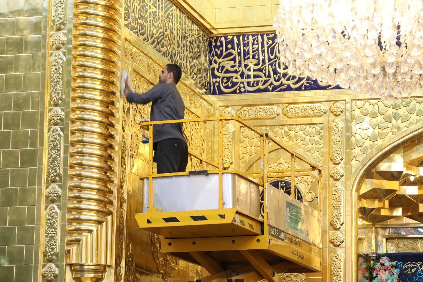 عکس/ غبارروبی ایوان طلای حرم حضرت عباس(ع) 