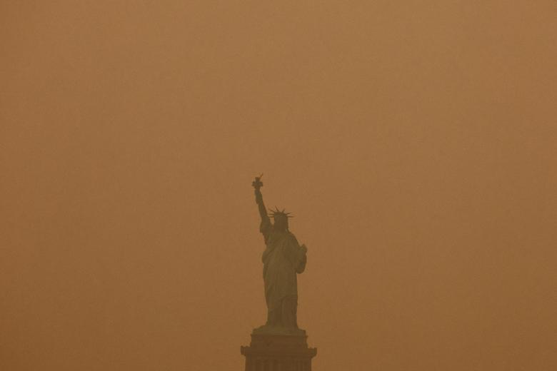 عکس/ آسمان خاکستری آمریکا بر اثر آتش سوزی جنگل های کانادا