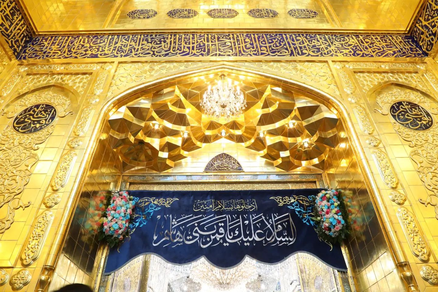 عکس/ غبارروبی ایوان طلای حرم حضرت عباس(ع) 