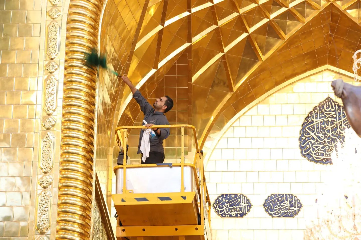 عکس/ غبارروبی ایوان طلای حرم حضرت عباس(ع) 