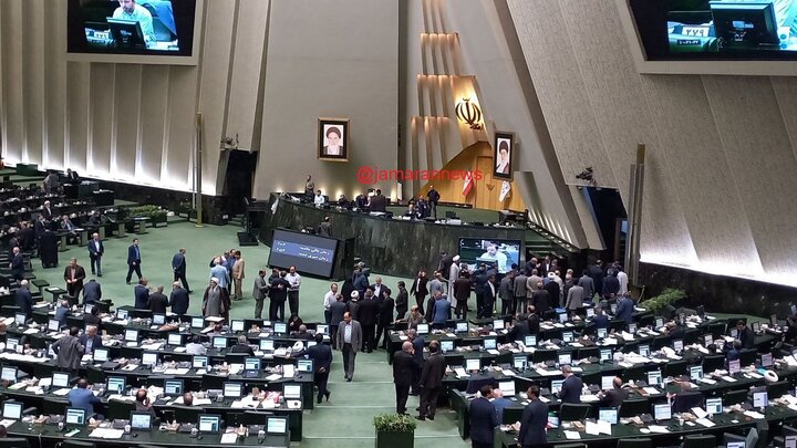 استقبال عجیب از همسر نماینده مجلس در مدرسه!