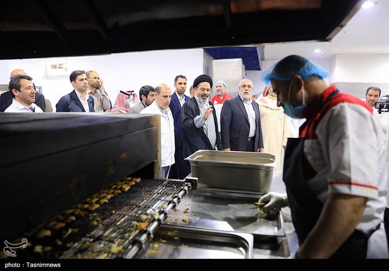 عکس/ بازدید سرپرست حجاج ایرانی از آشپزخانه "بدر" در مدینه