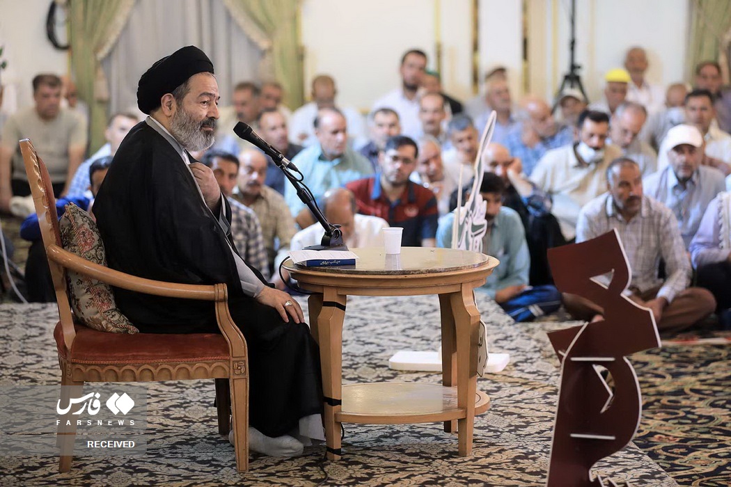 مراسم دعای کمیل زائران ایرانی در مدینه
