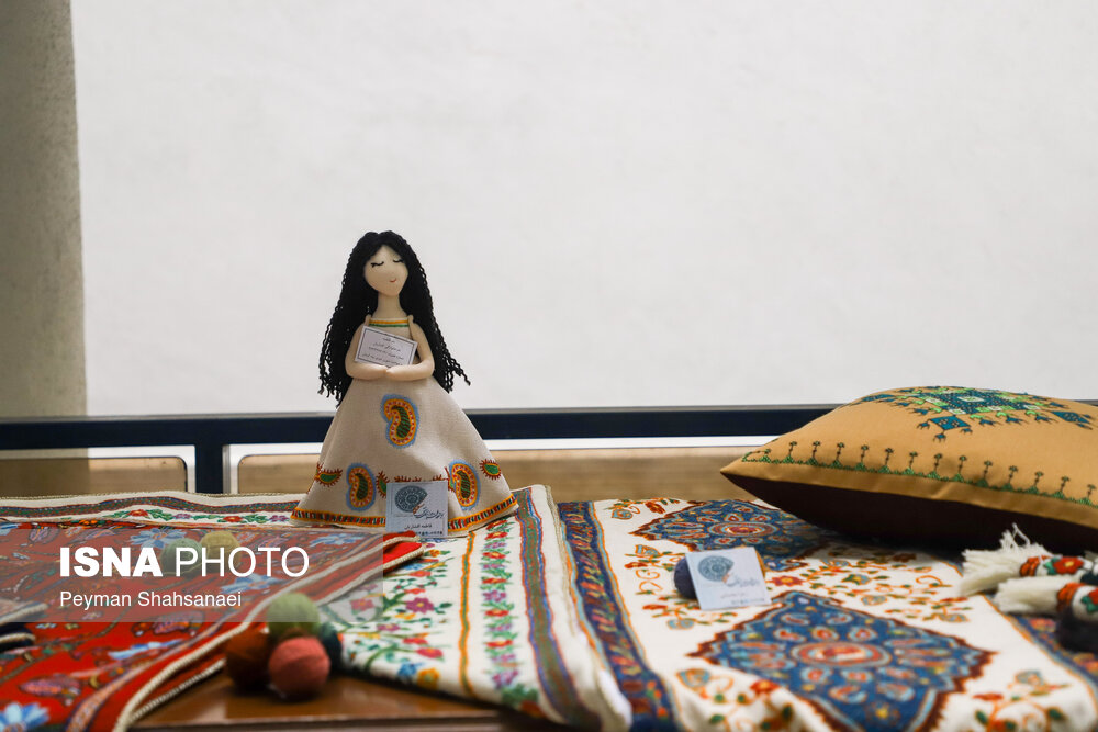 نمایشگاه رودوزی‌های سنتی و قاموس عشق  
