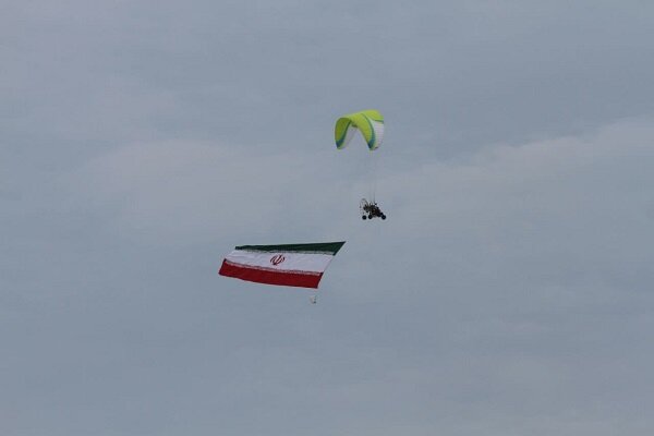 اهتزاز پرچم ایران در آسمان سواحل انزلی