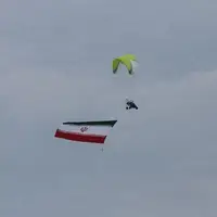 اهتزاز پرچم ایران در آسمان سواحل انزلی