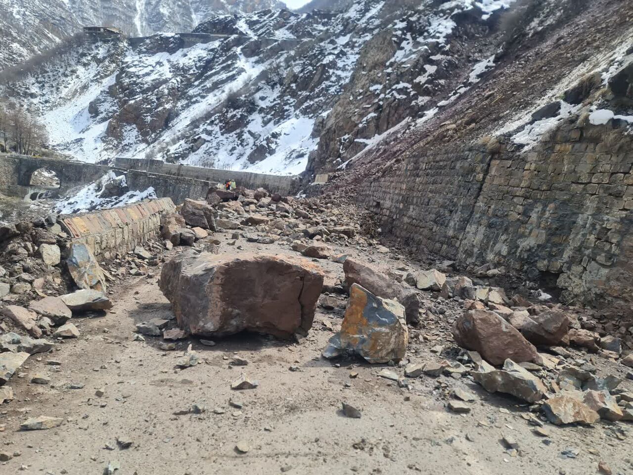 یک نفر بر اثر سقوط سنگ در محور کندوان جان باخت