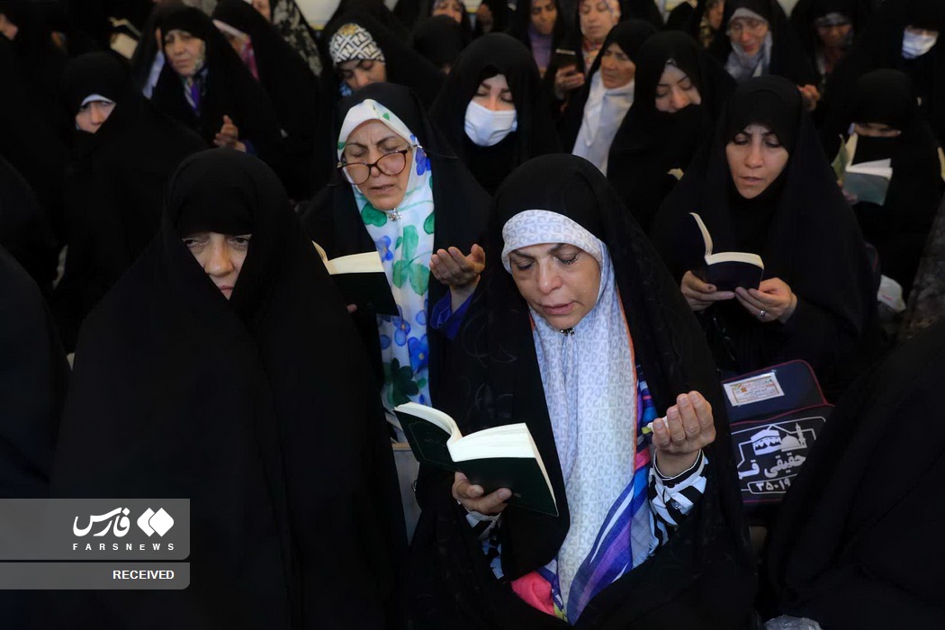 مراسم دعای کمیل زائران ایرانی در مدینه