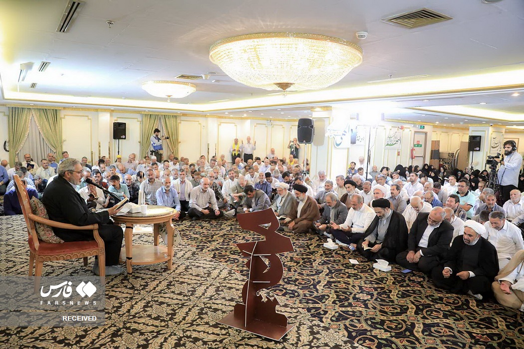 مراسم دعای کمیل زائران ایرانی در مدینه