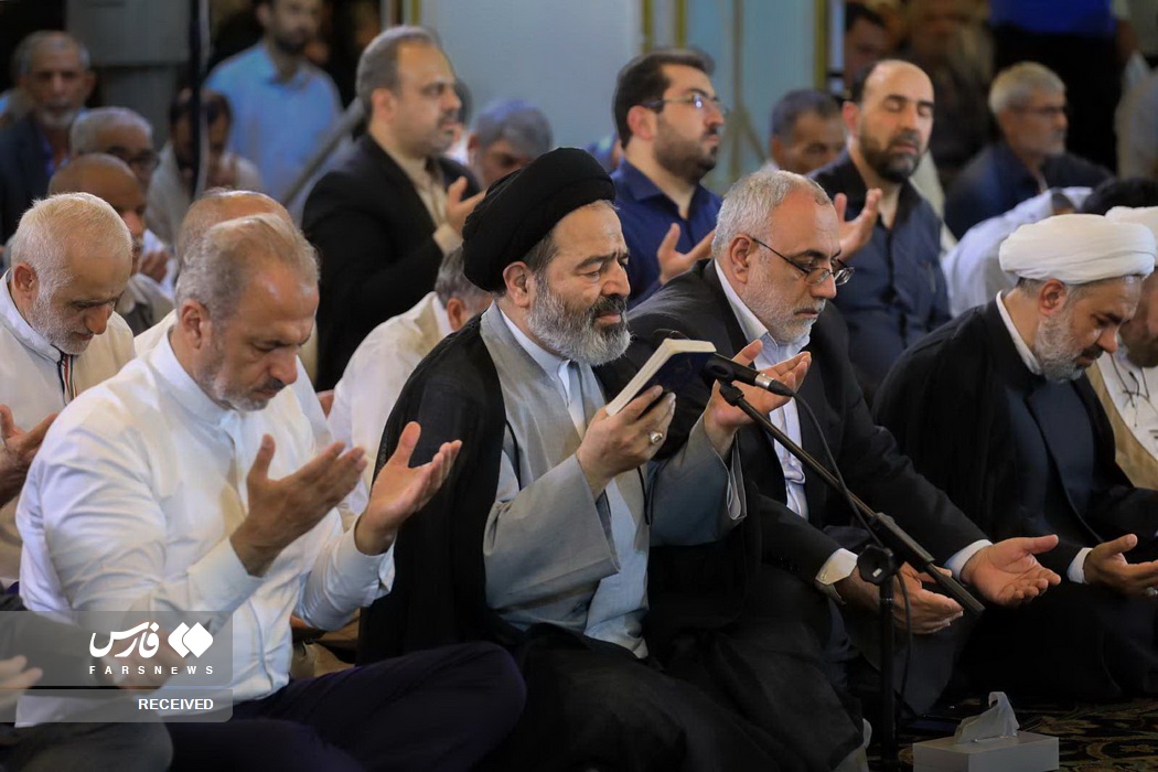 مراسم دعای کمیل زائران ایرانی در مدینه