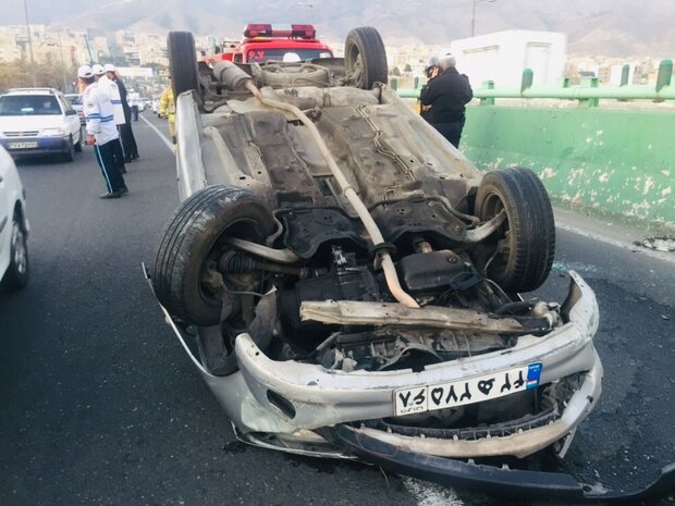 واژگونی یک خودرو در پل شهدای ارتش فردیس