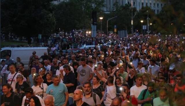 ده‌ها هزار معترض ضد دولتی در صربستان به خیابان‌ها آمدند