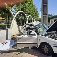 نصف شدن خودروی سمند در برخورد با تیر چراغ برق 