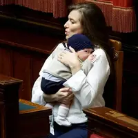 شیر دادن نماینده مجلس به نوزادش خبرساز شد