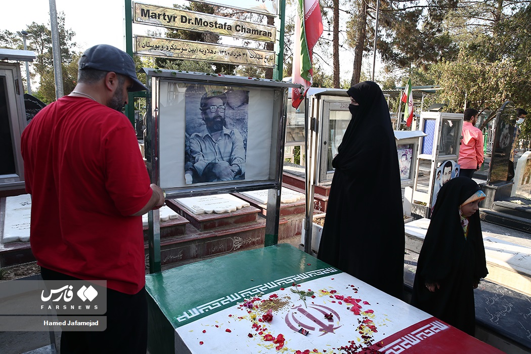 حضور مردم بر سر مزار شهید مصطفی چمران