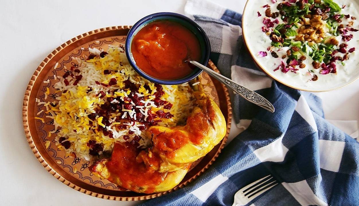 چند راز خوشمزگی زرشک پلو با مرغ مجلسی و ترفند گرفتن بوی زهم مرغ