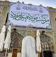 نصب پرچم و گل‌آرایی حرم مطهر امیرالمؤمنین (ع) در آستانه عید غدیر